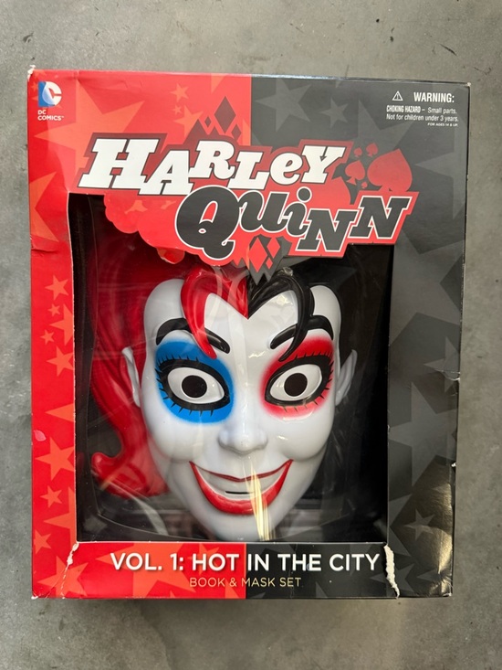 DC Comics Other - Harley Quinn Vol 1 Hot in the City Book & Mask Set DC Comics NEW Sealed